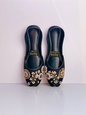GULZAAR – Eclipse Khussa with Gold-White Floral Embroidery and Regal Beadwork