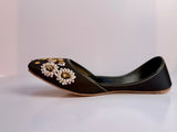 GULZAAR – Eclipse Khussa with Gold-White Floral Embroidery and Regal Beadwork