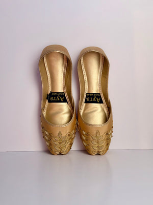 NAZAKAT – Antique Gold Radiance Khussa with Champagne-Toned Embroidery and Luxe Detailing