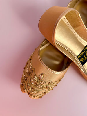 NAZAKAT – Antique Gold Radiance Khussa with Champagne-Toned Embroidery and Luxe Detailing