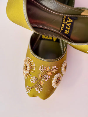 GULZAAR – Henna Leaves Khussa with Gold-White Floral Embroidery and Regal Beadwork